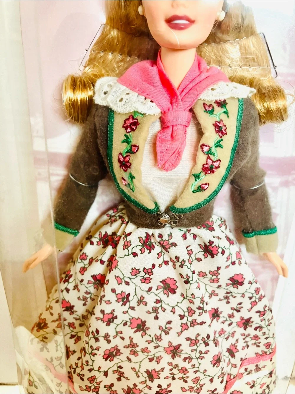Barbie 1998 DOTW Austrian Barbie Fashion Doll New Minor Box Damage #21553